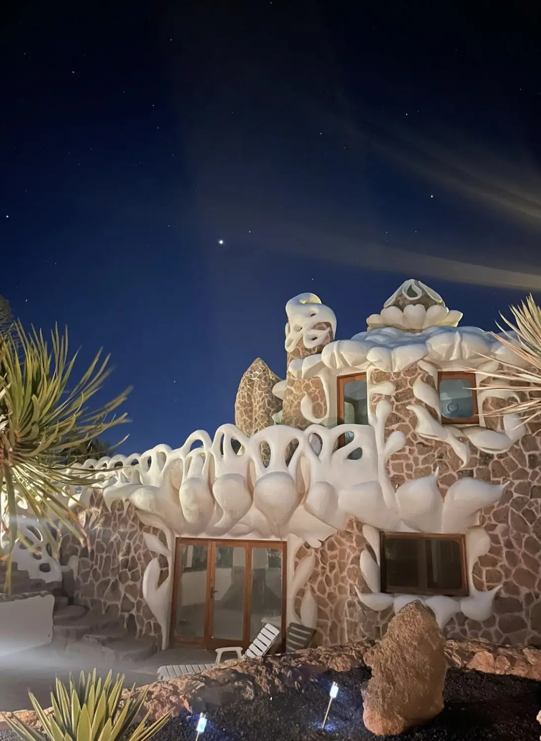 Oceania Sugarhouse - Außenansicht im Mondlicht